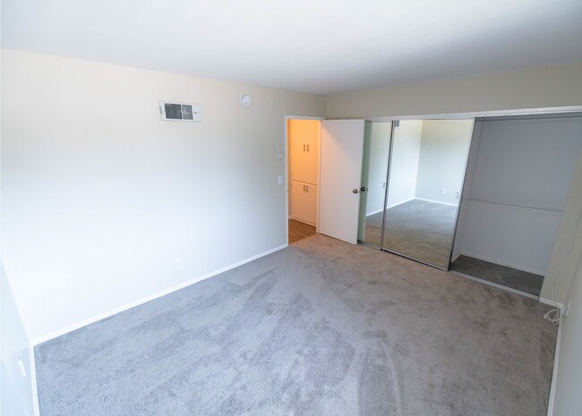 Building Photo - 16117S