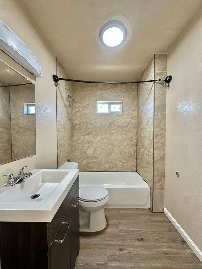 Building Photo - NOW AVAILABLE - Remodeled 1 Bedroom Apartm...