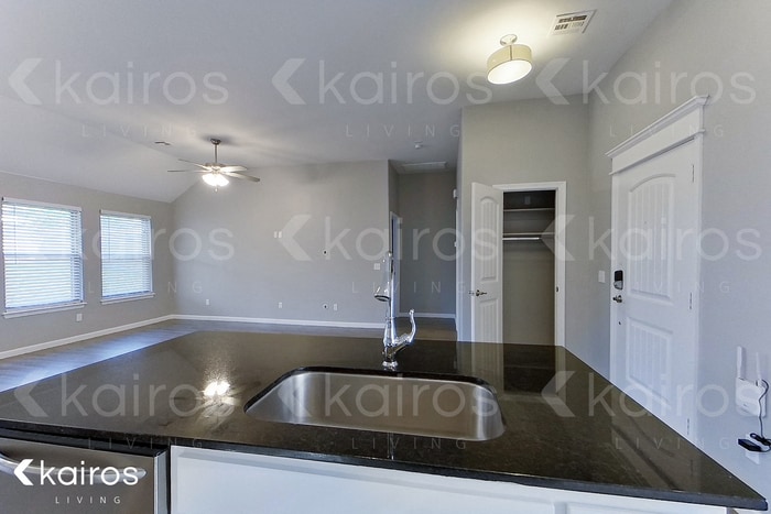 Building Photo - 713 S Patterson Dr