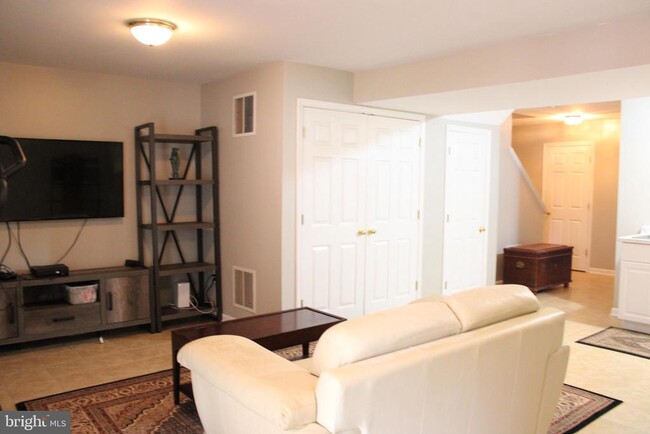 Building Photo - 14186 Hunters Run Way
