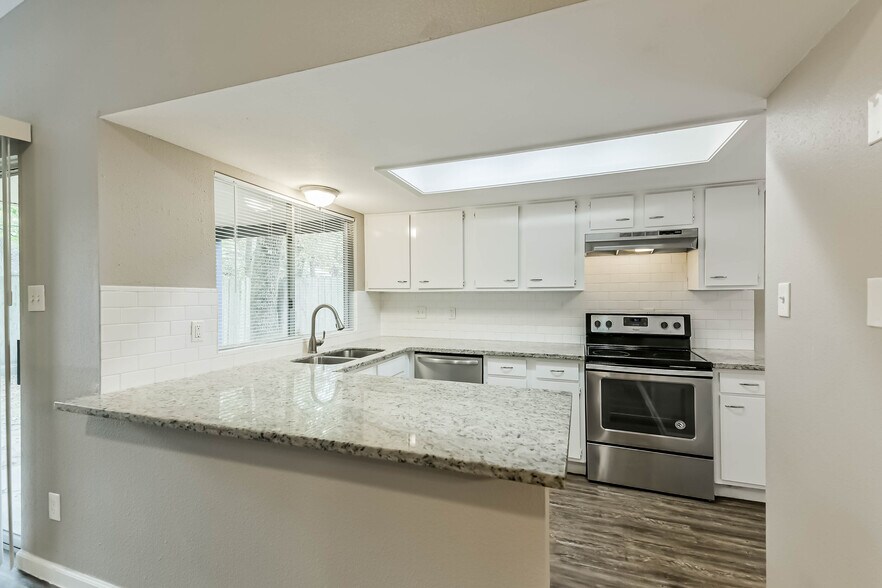 Building Photo - 26 W Broken Oak