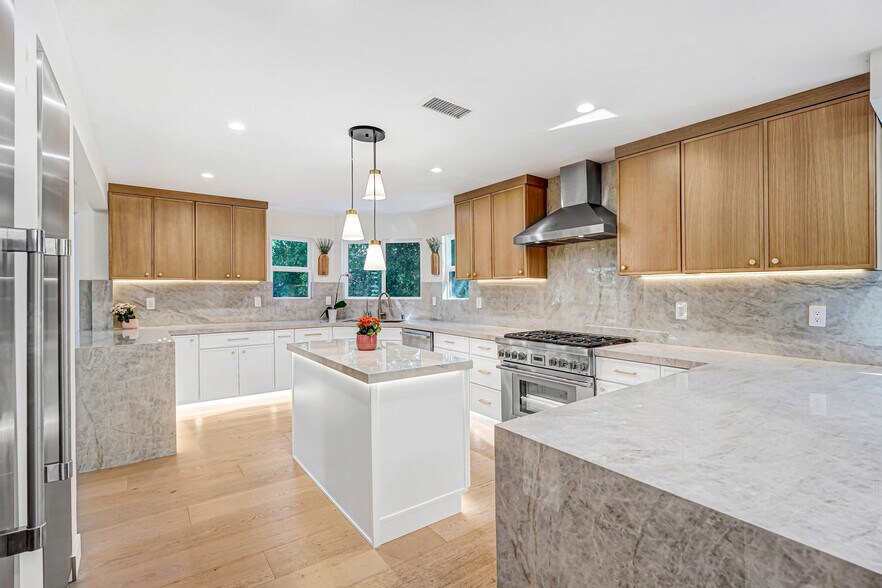 Building Photo - 4611 Louise Ave