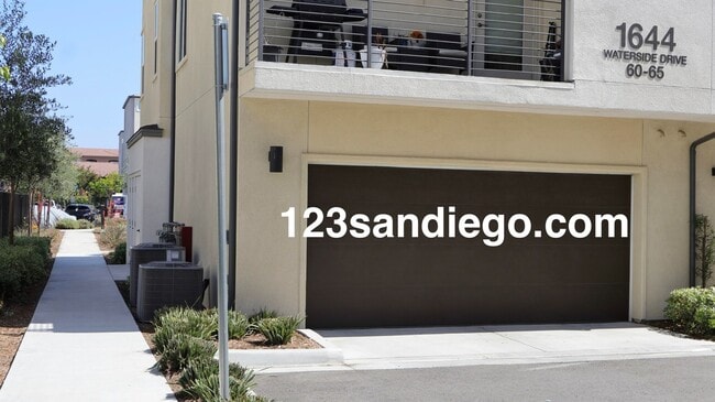 Building Photo - 4 bedrooms 3.5 baths townhome in South San Diego