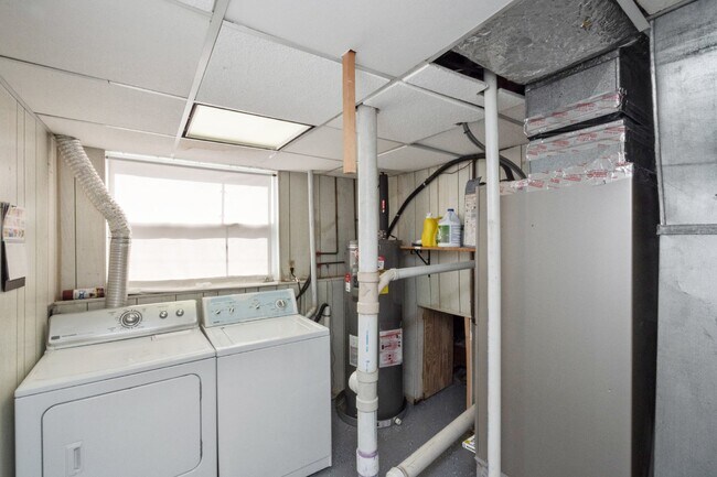 Building Photo - This beautiful well kept single-family hom...