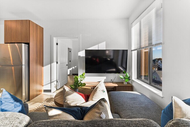 Building Photo - 600 Broadway-SI ID1240317P