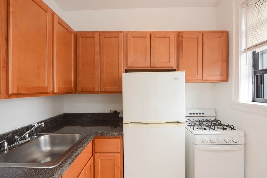 Building Photo - 744 W Belmont Ave