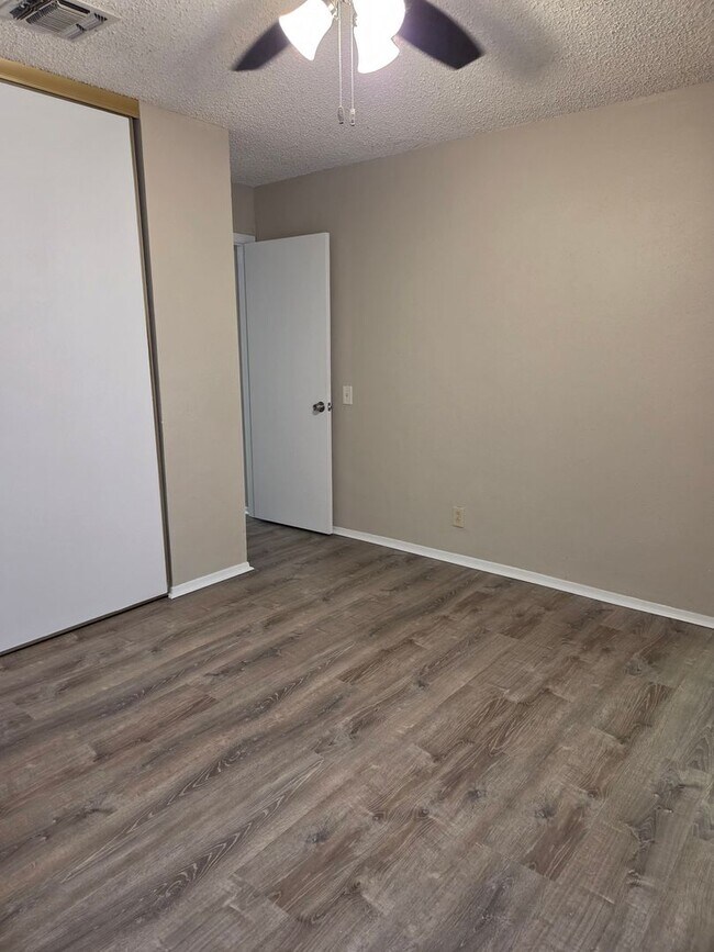 Building Photo - Spacious 4 Bedroom Ranch