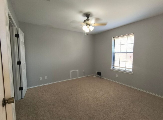 Building Photo - Beautiful 3 bedroom and 2 bath in a Quiet Cul-de-Sac in the Bluffs!