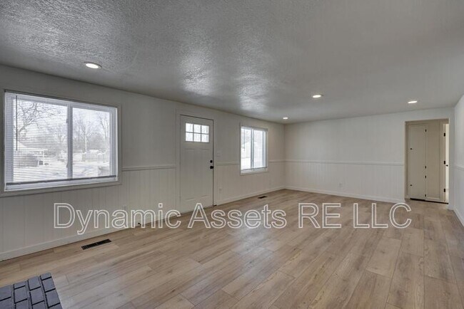 Building Photo - 410 Fieldcrest Dr