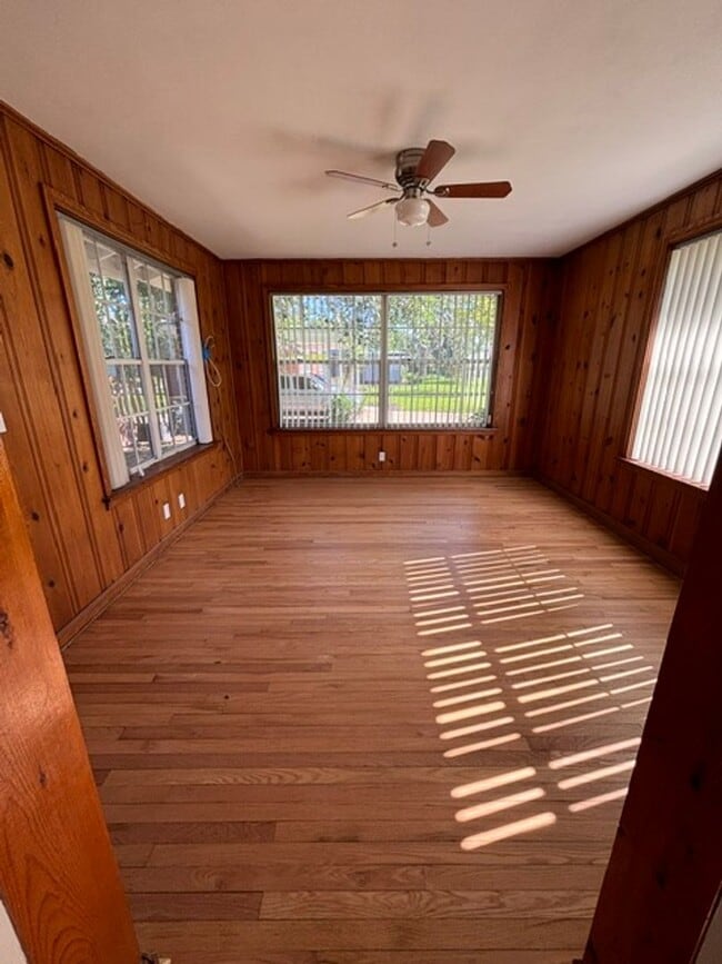Building Photo - 3 bed 2 bath home in quiet neighborhood