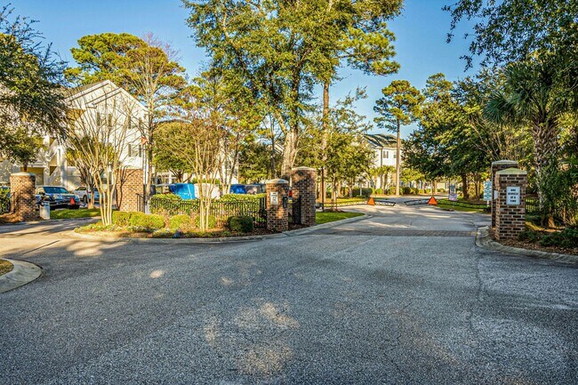Building Photo - 601 N Hillside Dr