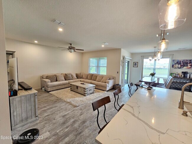 Building Photo - 445 Sorrento Dr
