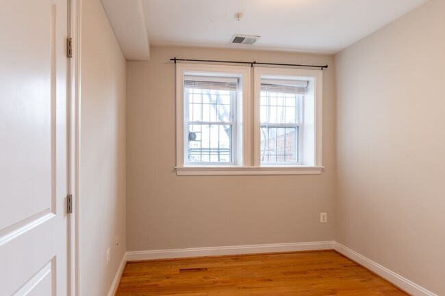 Building Photo - Charming One Bedroom w/ Den in Columbia He...