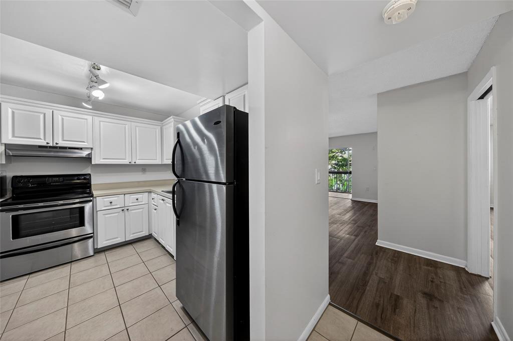 Building Photo - 711 N Pine Island Rd