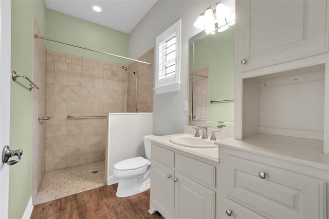 Building Photo - 2202 Southern Oaks Dr