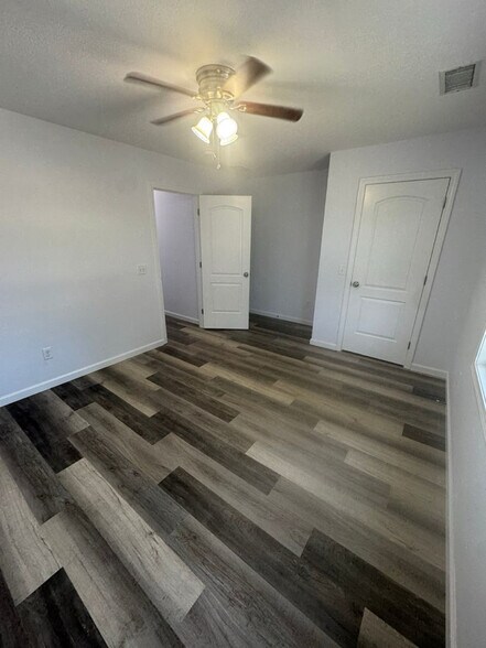 Building Photo - 135-137 Laconia St