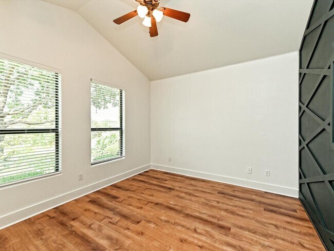 Building Photo - 15208 Bowling Ln