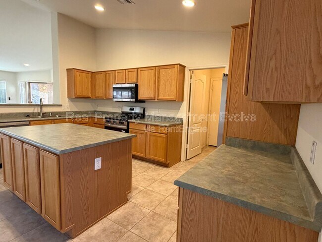 Building Photo - 15847 W Saguaro Ln