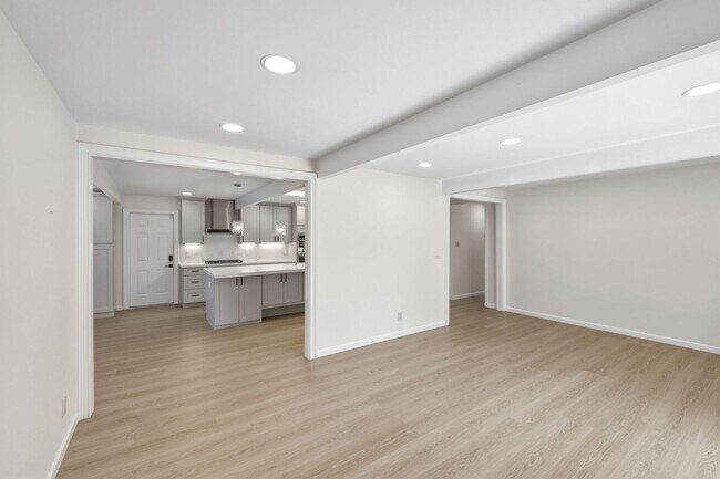 Building Photo - Conveniently Located 3 Bed, 2 Bath Home w/ Huge Patios