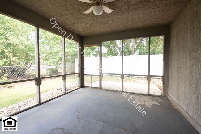 Building Photo - 15110 Tally Ho Dr