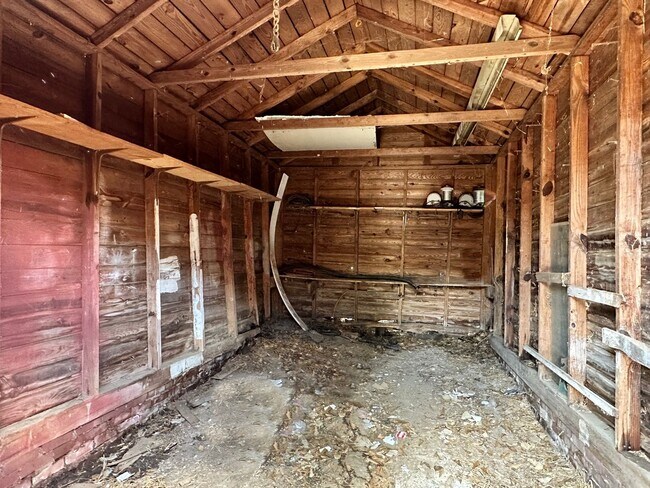 Building Photo - 2 bedroom 1 bath bungalow in the heart of ...