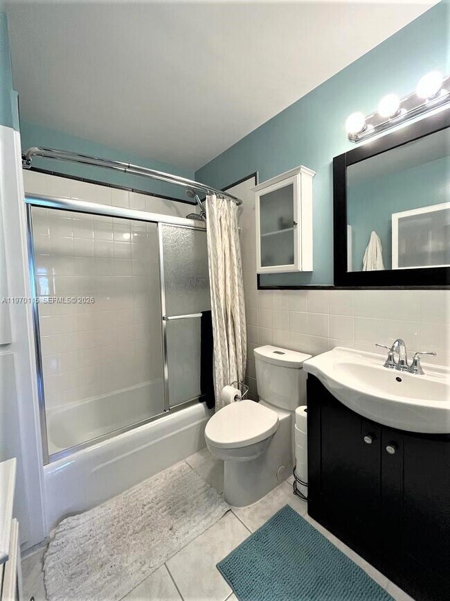 Building Photo - 2230 NE 56th Pl