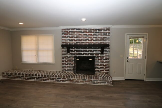 Building Photo - Large Family Home Pell City, AL