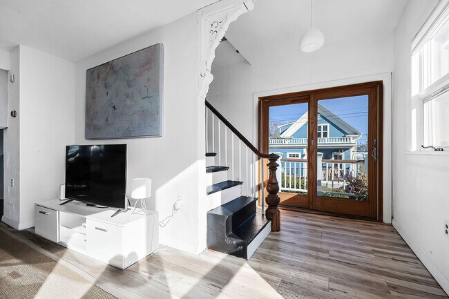 Building Photo - 42 Rocky Neck Ave