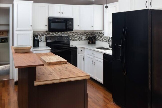 Building Photo - 7206 Sawyer Rd