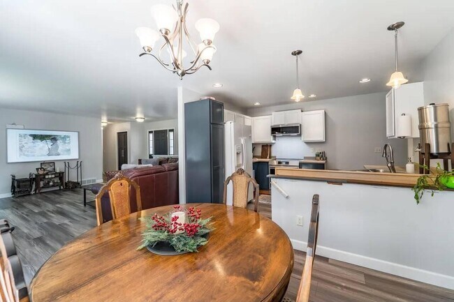 Building Photo - 6615 Cavin Dr