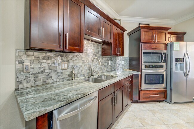 Building Photo - 2527 Potomac Dr