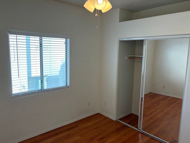 Building Photo - 2 Bedroom 2.5 Bath Townhome!