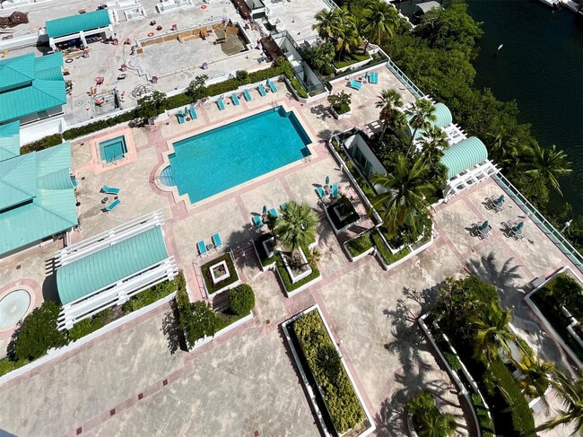 Building Photo - 16500 Collins Ave