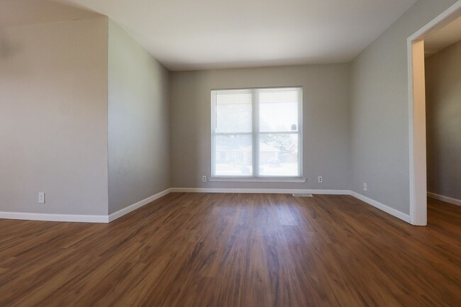 Building Photo - 4 Bedroom Home Available For Immediate Mov...