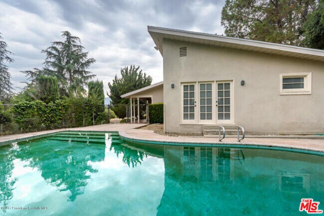 Building Photo - 5249 Escalante Dr