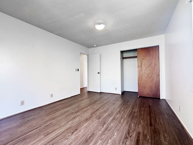 Building Photo - Pet-Friendly Single Family Home Blocks fro...