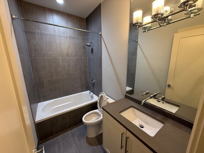 Building Photo - Luxury 3BR/2BA Condo – Prime Hyde Park Location, Modern Finishes