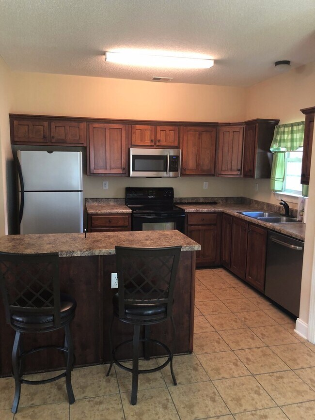 Building Photo - 4 Bedrooms in Exclusive Snowden Grove