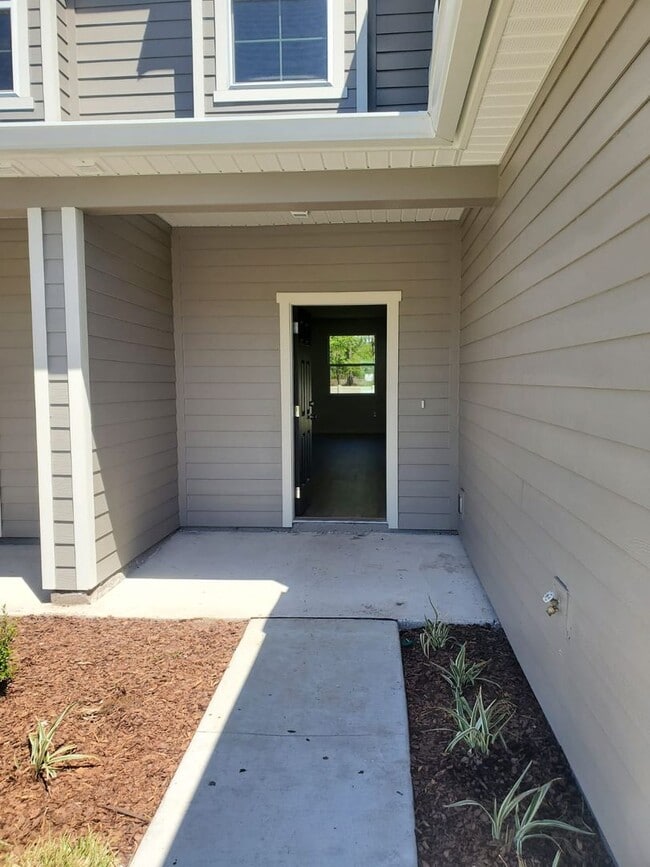 Building Photo - 3 BEDROOM 2.5 BATH TOWNHOME