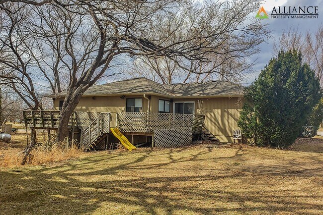 Building Photo - Amazing, Spacious Home! Pet Friendly!