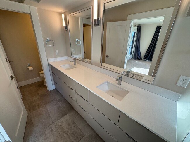 Building Photo - Perfect Sloan Lake Home with all the features and great views