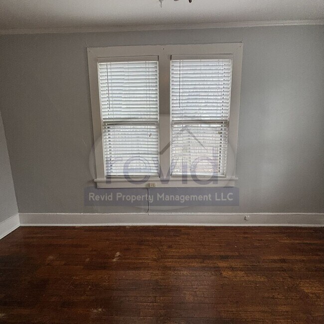 Building Photo - Move In Special! First Month Free!