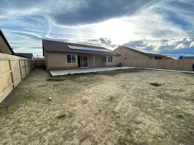 Building Photo - Spacious open and new in Kingsburg