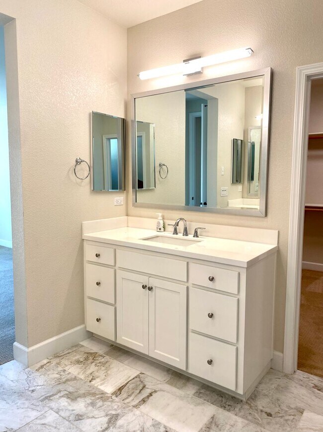 Building Photo - Stunning five bedroom in The Cannery