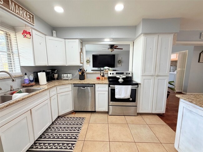 Building Photo - 14790 Cypress Dr