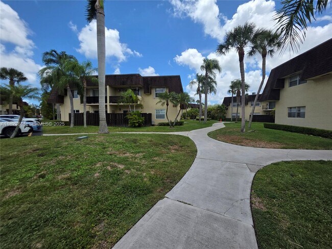 Building Photo - 13716 SW 90th Ave