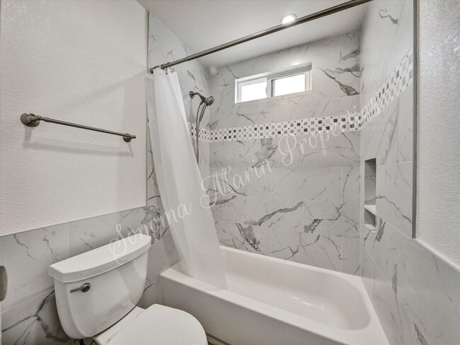 Building Photo - 2 Bedroom 1.5 Bath 2 Car Garage Includes W...