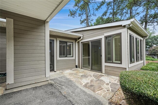 Building Photo - 2949 Torreya Way SE