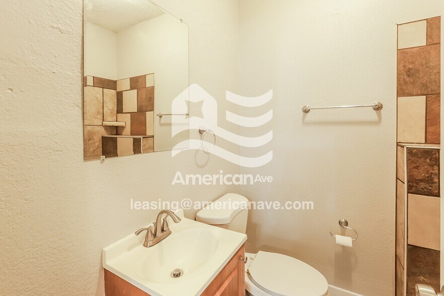 Building Photo - 3211 E 30 Terrace