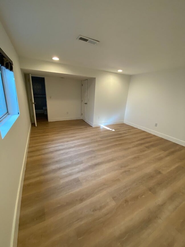 Building Photo - Three bedroom, Two+bathroom Townhouse Loca...